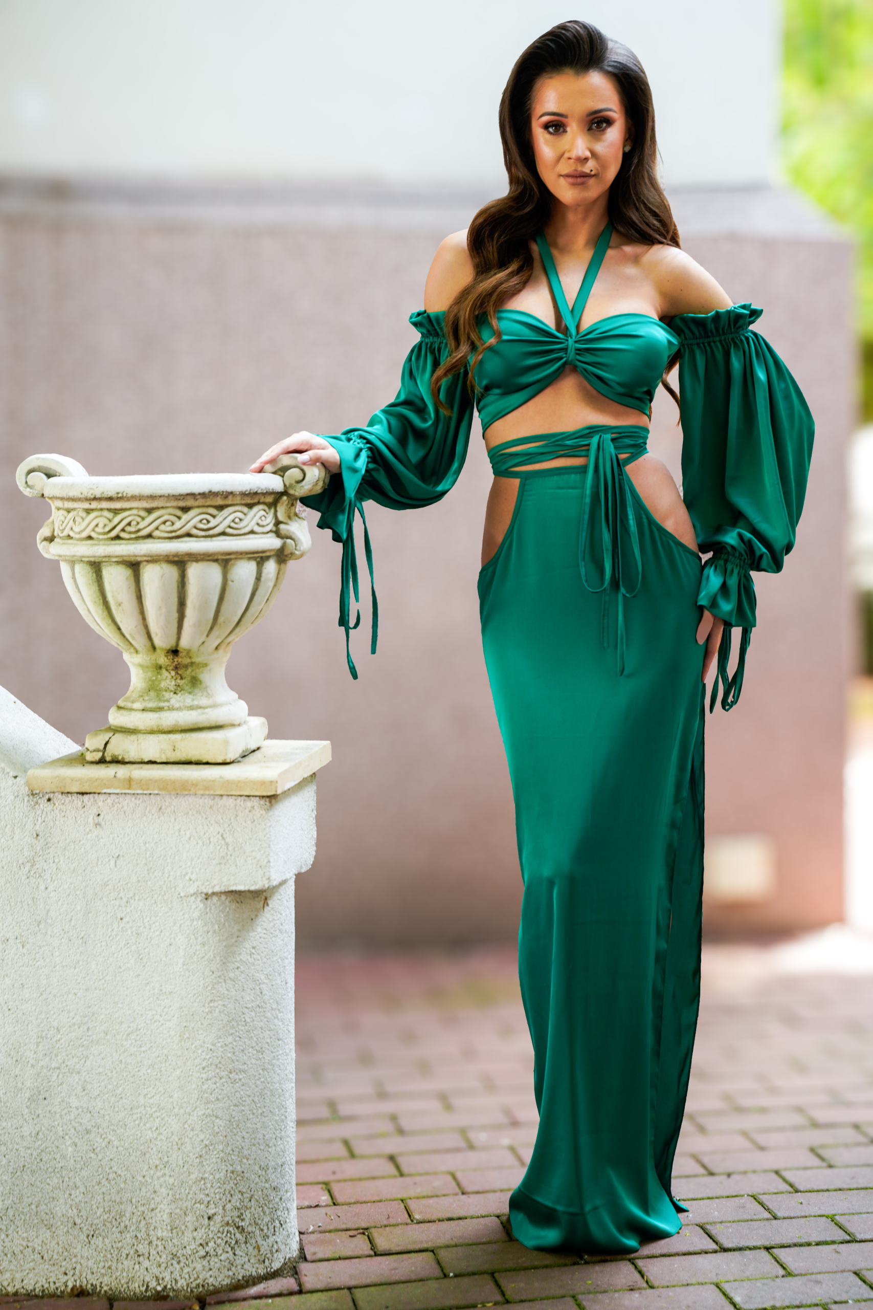 Compleu Fluid Matase cu Sireturi si Decupaje